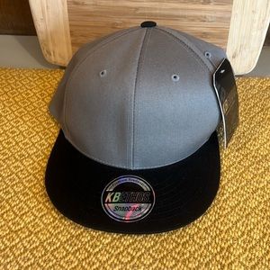 NWT Gray Black SnapBack KBethos Premium Headqeae Hat #KNW1467